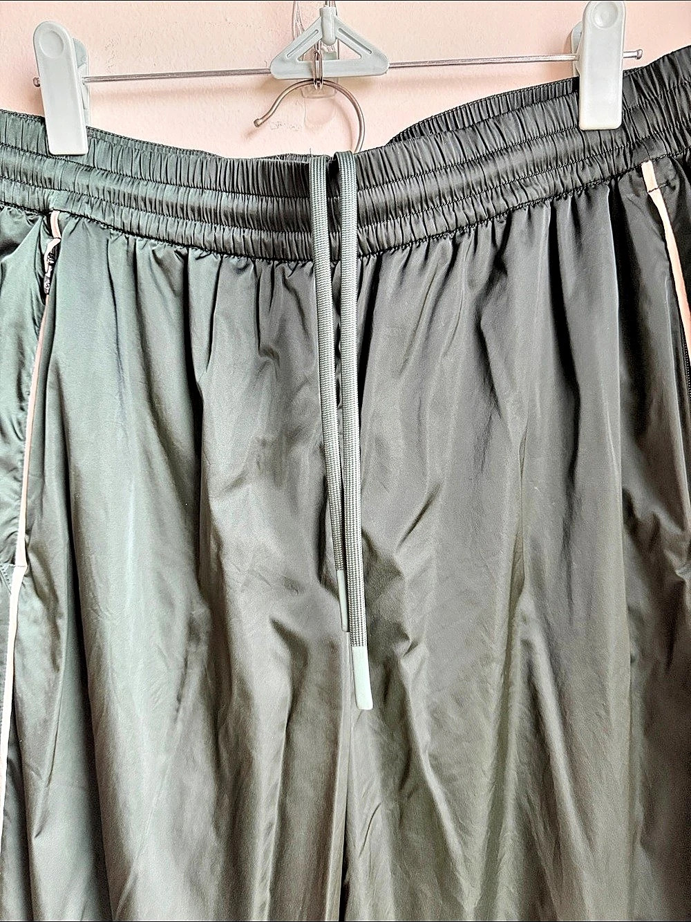 *Rare*Lululemon Stretch Satin Nylon Mid-Rise Pant
Rainforest Green / Light Ivory - Picture 5 of 9